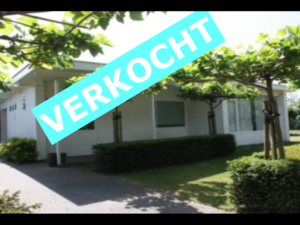 VERKOCHT BINNEN 1 WEEK Vrijstaande bungalow met zwembad