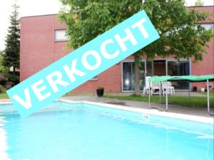 VERKOCHT Moderne villa met zwembad nabij ziekenhuis