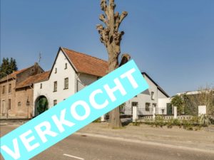 VERKOCHT! Op toplocatie, stijlvolle en statige woonboerderij in goede staat met diverse gebruiksmogelijkheden.